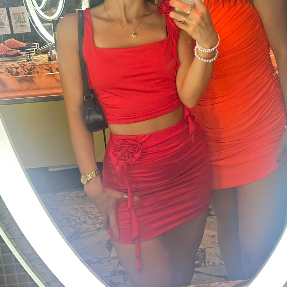 Red Amazon Set - Picture 4 of 6